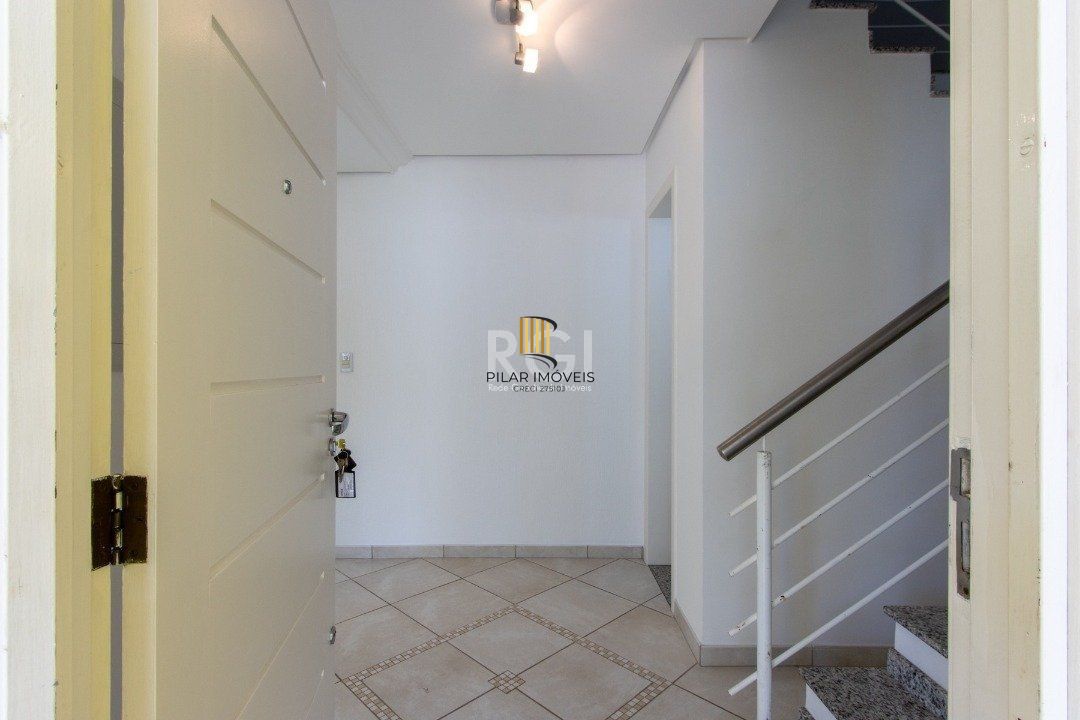 Uma suíte, estar íntimo, living 2 ambientes, lareira, lavabo, cozinha mobiliada,