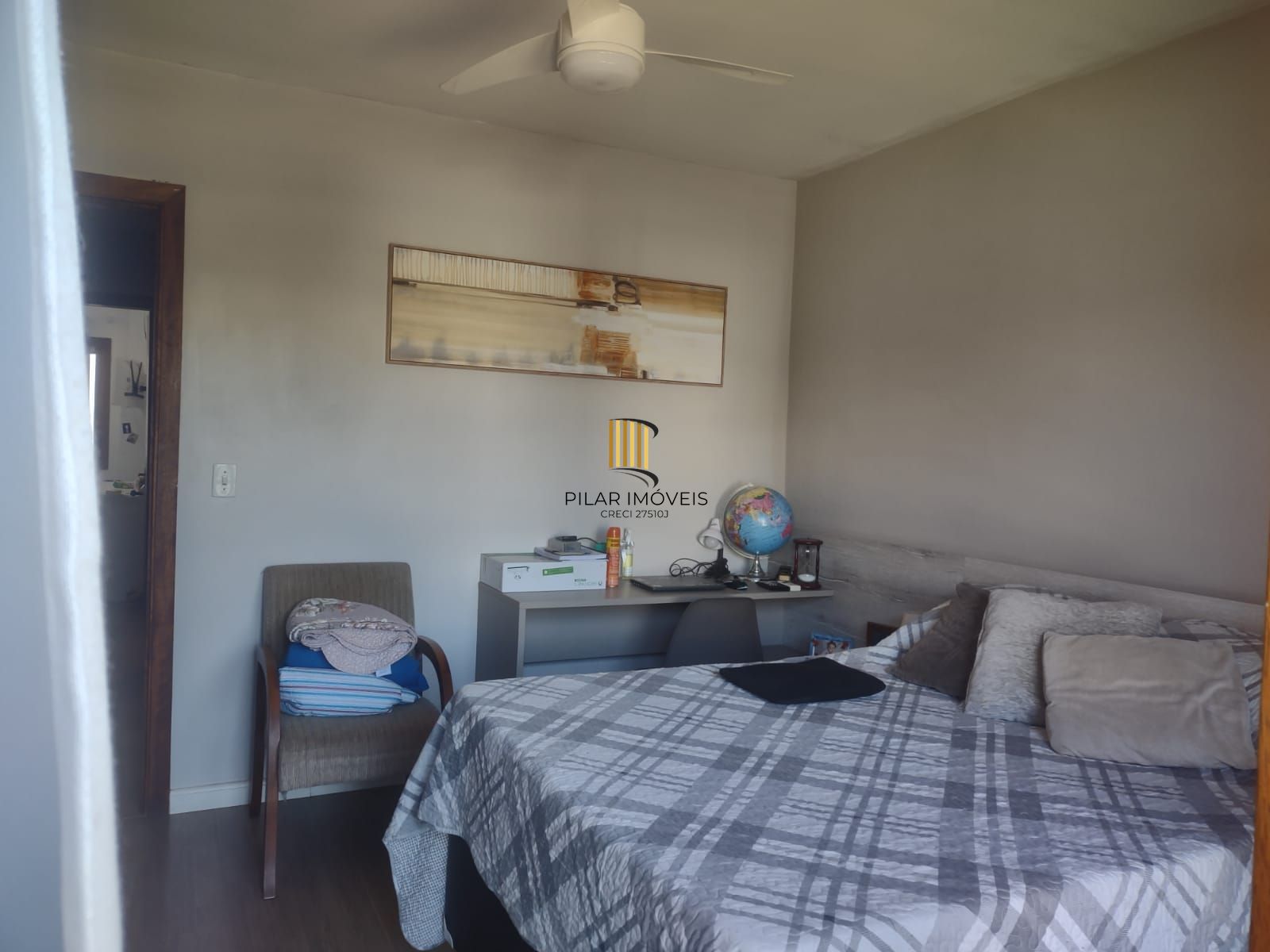 Casa de condomínio, 3 quartos, 1 suíte, piscina e 2 vagas de garagem;