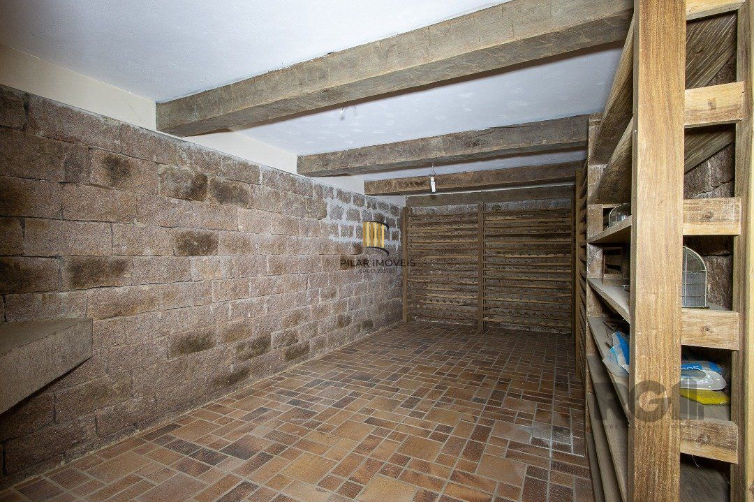 Casa Condomínio a Venda - 880m², 5 dormitórios, sendo 2 suítes, a master com lareira, 4 vagas - Cavalhada