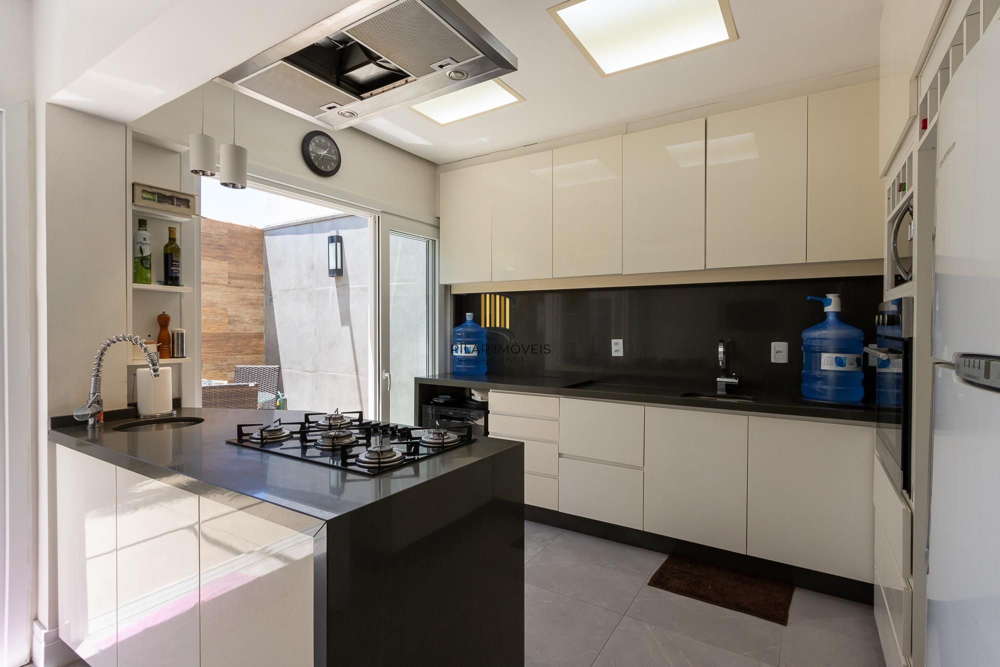 Excelente casa de 3 dormitórios, 3 suítes e 2 vagas no bairro Cavalhada.