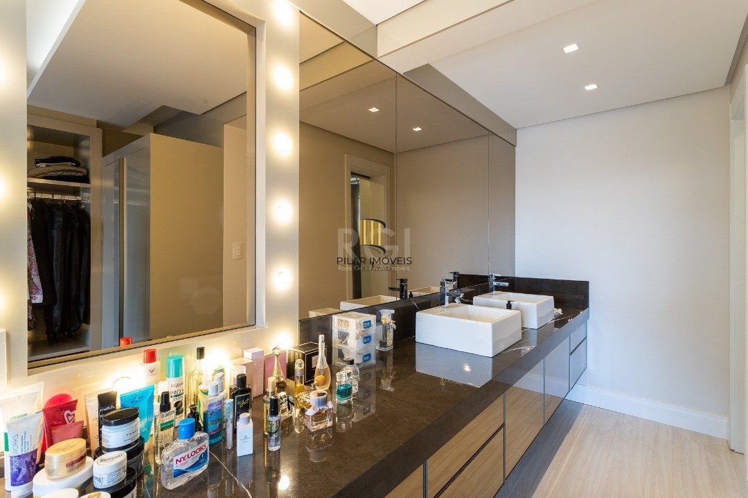 Apartamento para Venda - 323m², 3 dormitórios, sendo 3 suites, 4 vagas - Centro