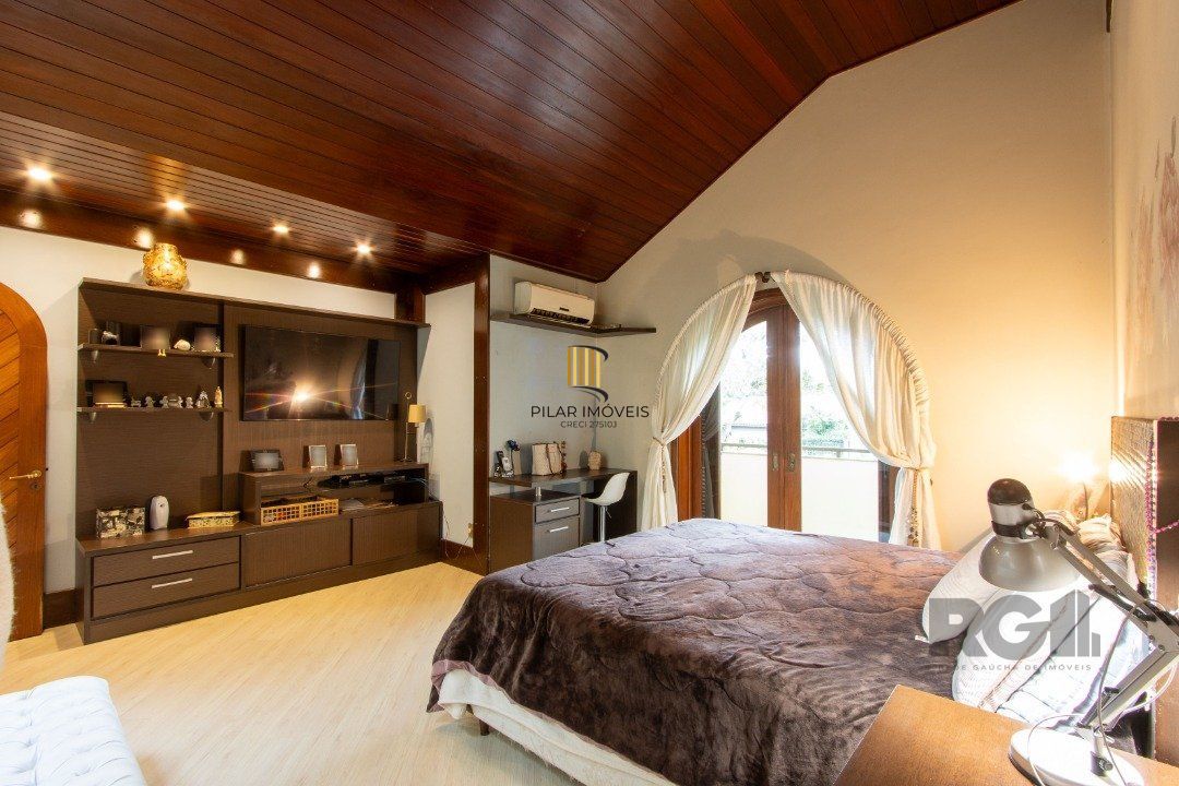 Casa para Venda - 645m², 4 dormitórios, sendo 4 suites, 11 vagas - Tristeza