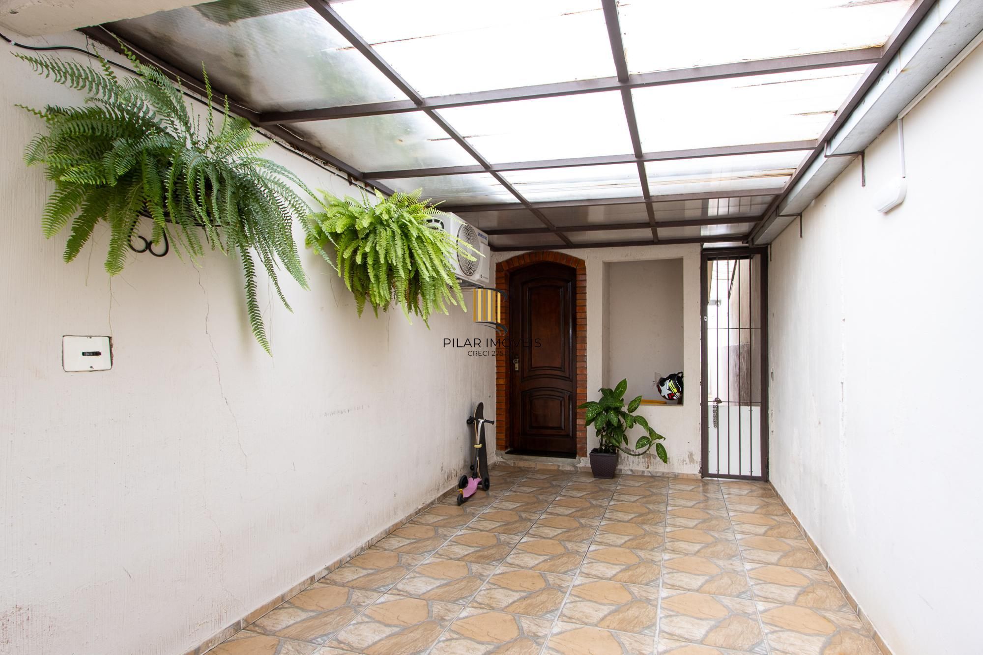 Casa de 4 dormitórios, 2 suítes, piscina, pátio e 2 vagas de garagem.