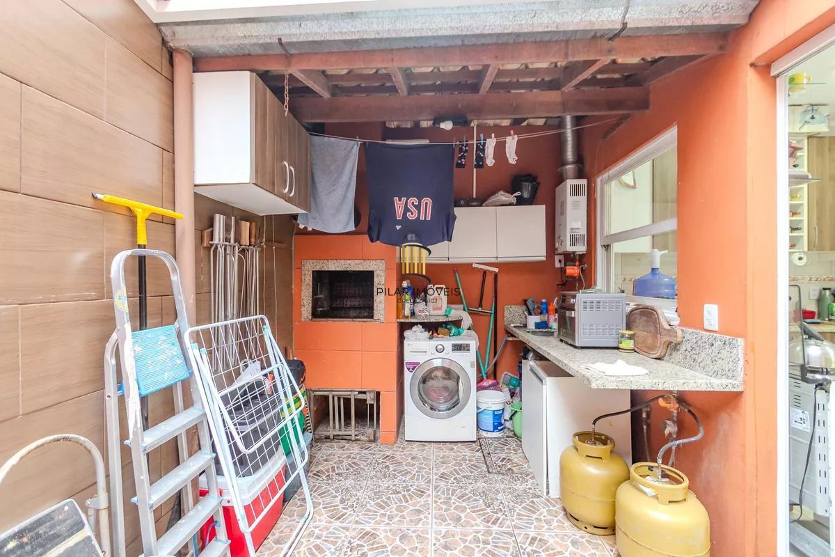 Casa de condomínio, 3 dormitórios, 1 suíte e 2 vagas cobertas no bairro Teresópolis.