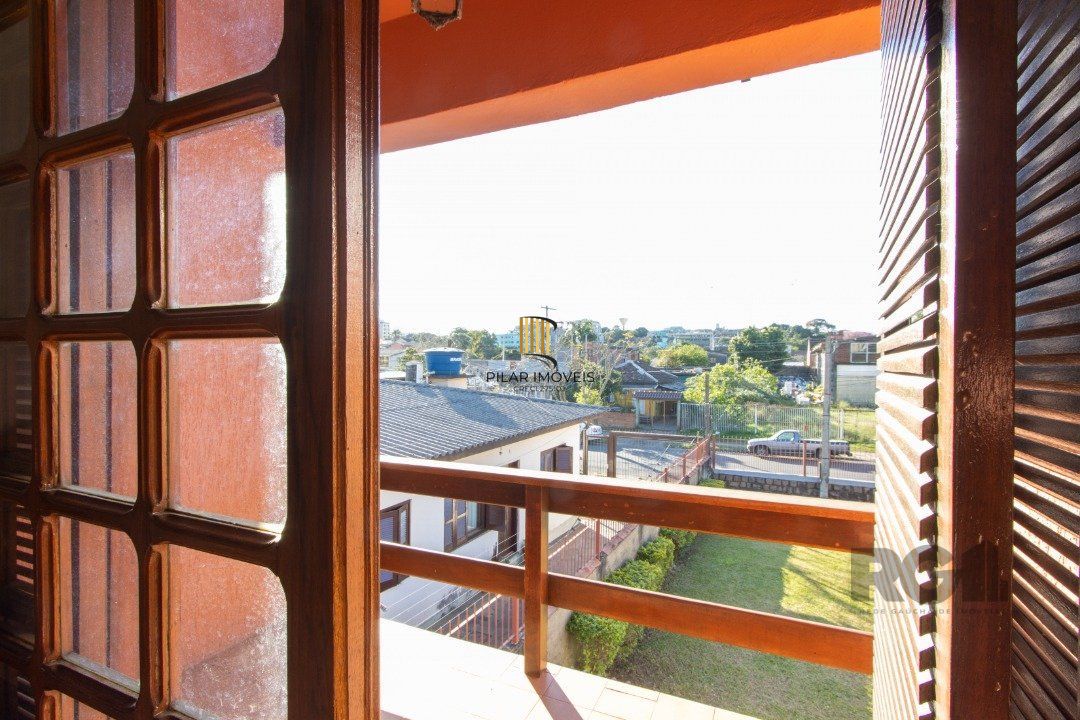 Casa para Venda - 300m², 3 dormitórios, sendo 1 suites, 4 vagas - Tristeza