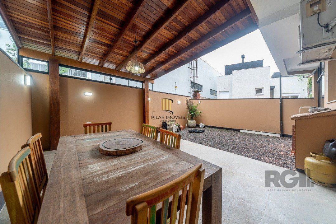 Casa em condominio com excelente padrão construtivo, possui 3 dormitórios, sendo 1 suíte máster com closet e sacada