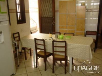 casa com 4 dormitórios, sendo uma suíte , e 530 area privativa