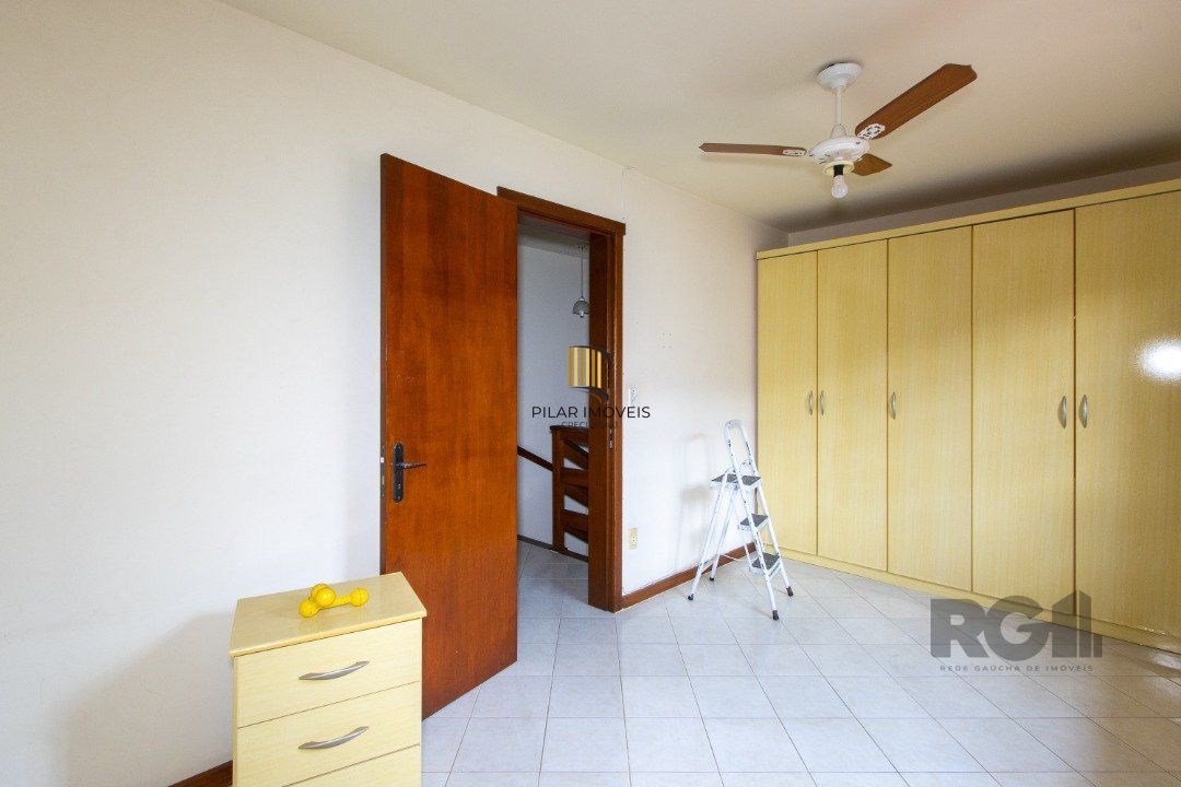 Casa em Condomínio na Zona Sul, no bairro Hípica, com 2 dormitórios, living para dois ambientes, cozinha mobiliada, lavabo