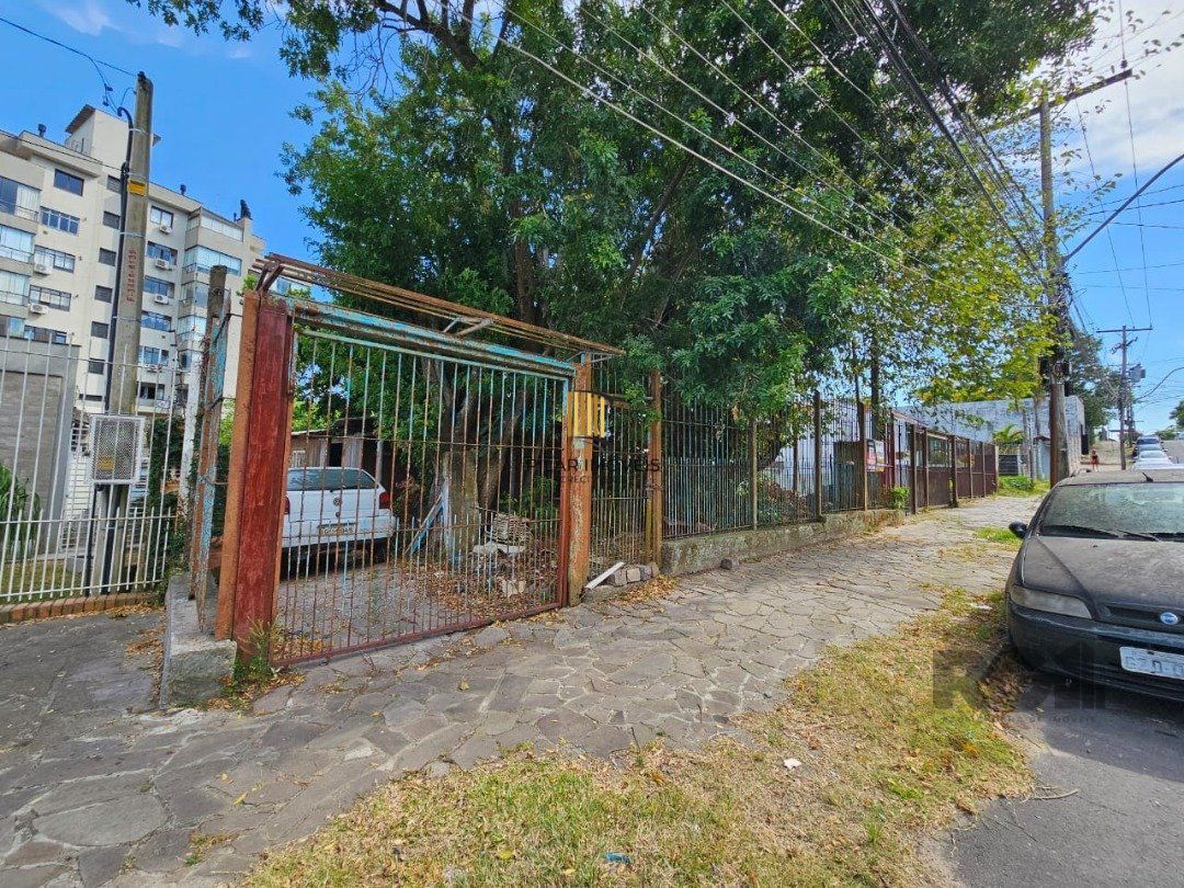Terreno plano de 426 m², localizado na Rua Padre João Batista Reus,