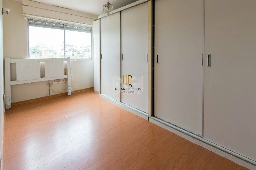 Apartamento de 2 dormitórios e 1 vaga de garagem no bairro Cristal.