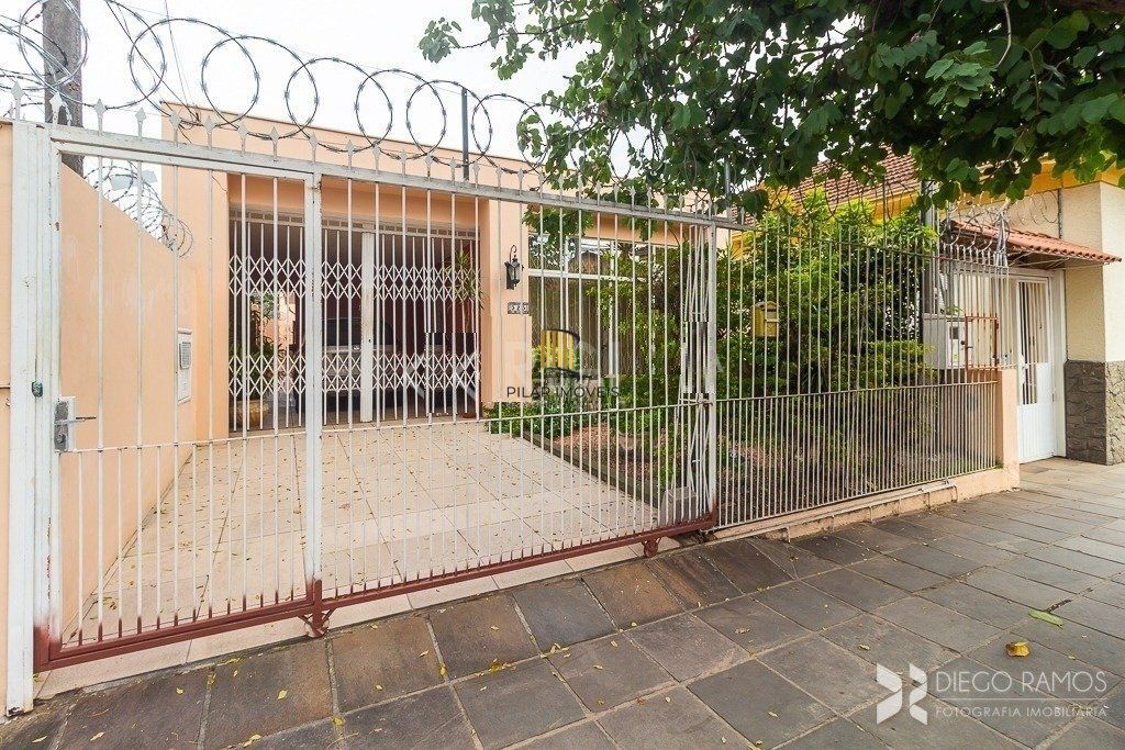 Casa térrea à venda, com 2 suites, 3 banheiros, edicula, pátio, 2 vagas - Bairro Medianeira