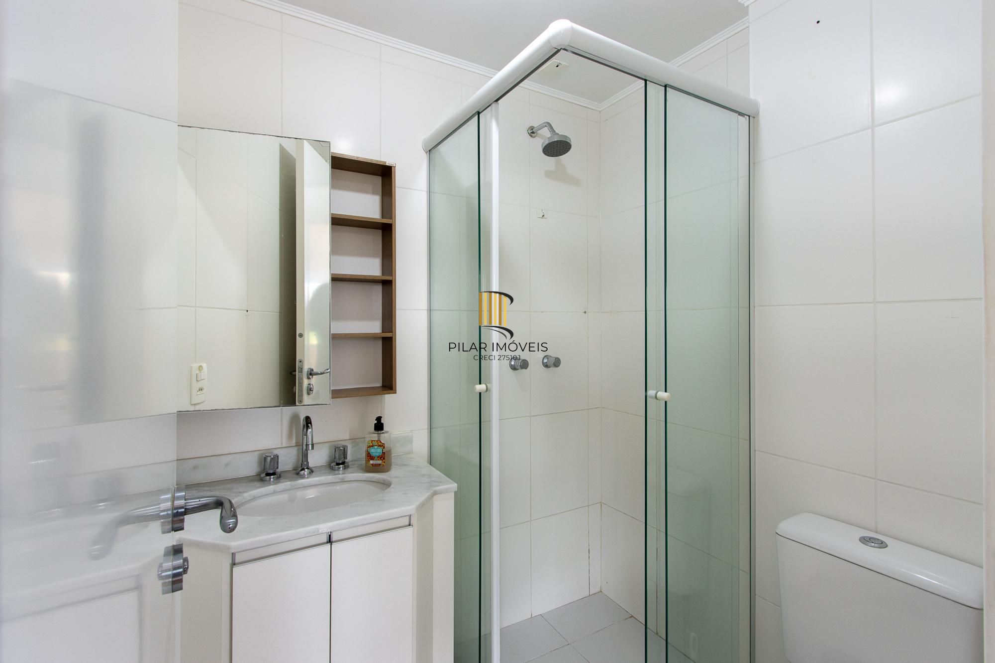 Apartamento de 2 dormitórios com suíte, churrasqueira e infraestrutura completa na Zona Sul de Porto Alegre.