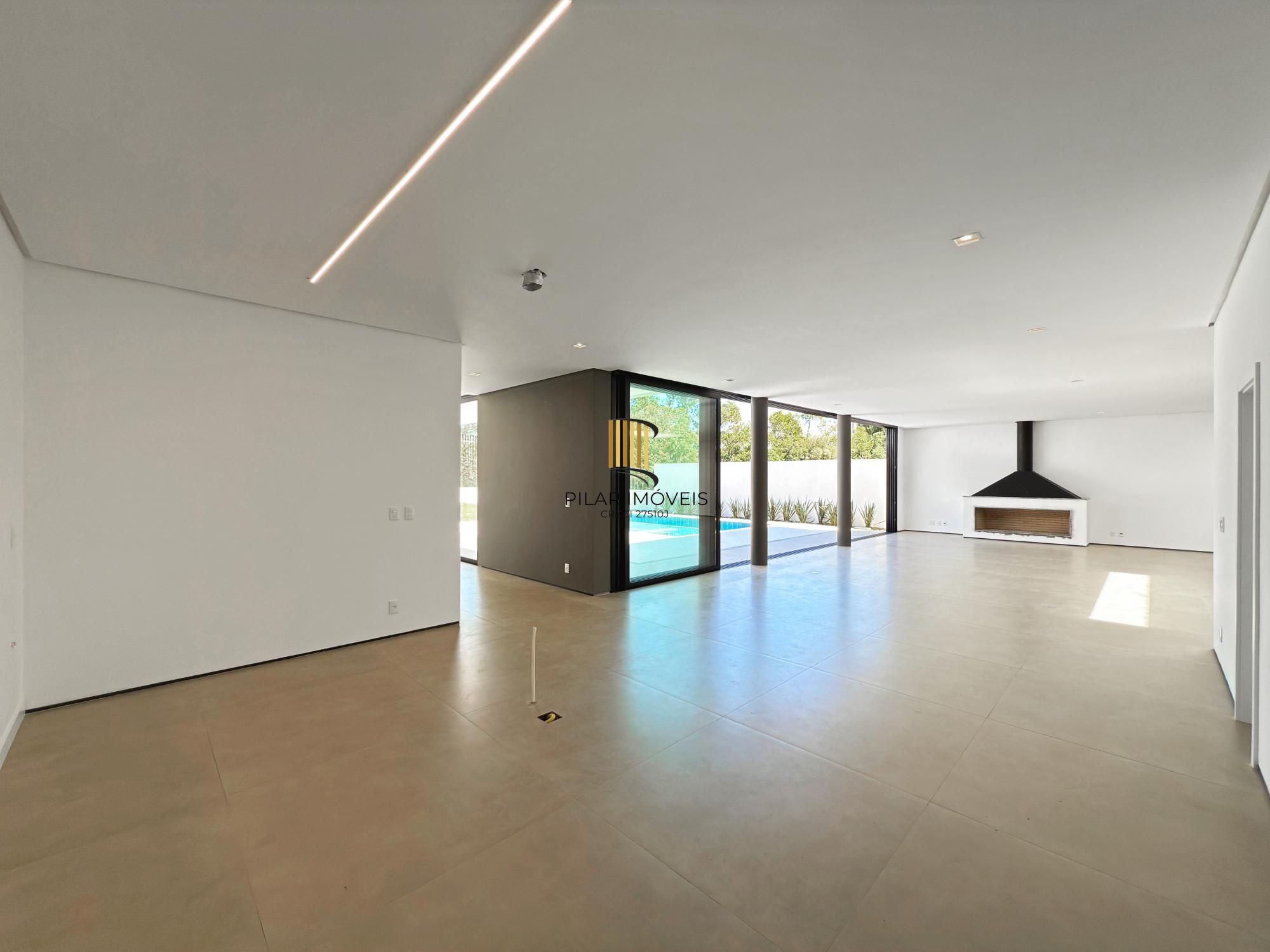 A casa conta com 434m2 de área construída, mas com um aproveitamento total dos 1.012m2 do lote