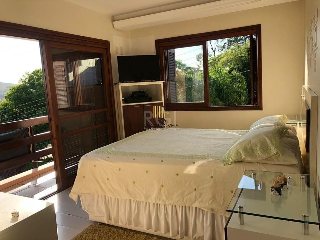 Casa de Condomínio 4 dormitórios no bairro Cavalhada
