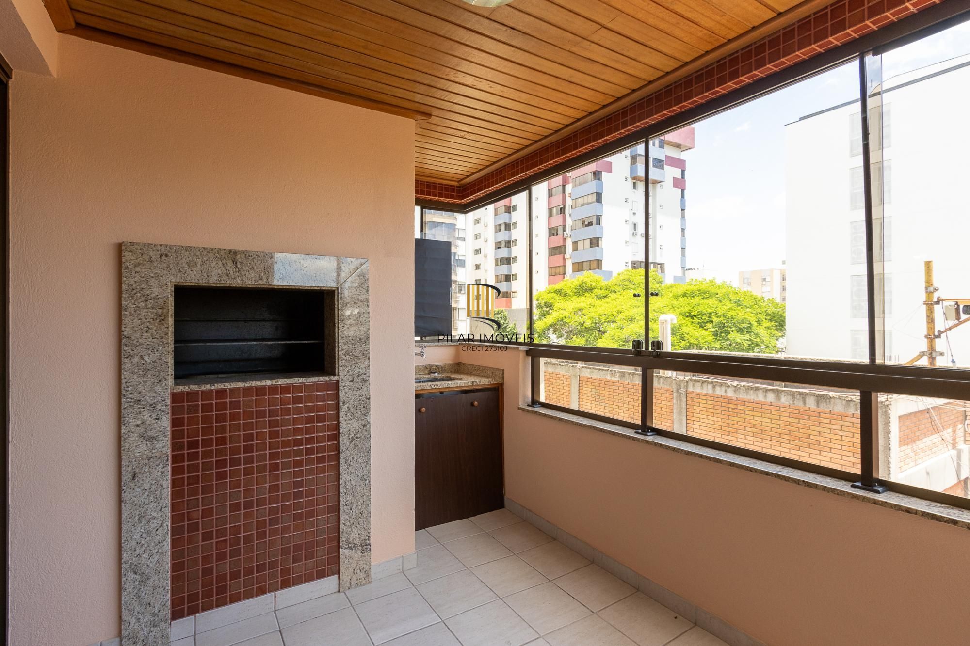 Apartamento 3 quartos, 1 suite, dependência, sacada com churrasqueira, 2 vagas - Bairro Menino Deus