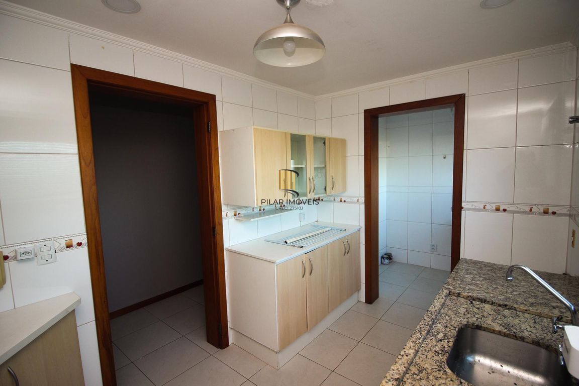 Apartamento de 2 dormitórios, 1 suíte, closet e 2 vagas de garagem .