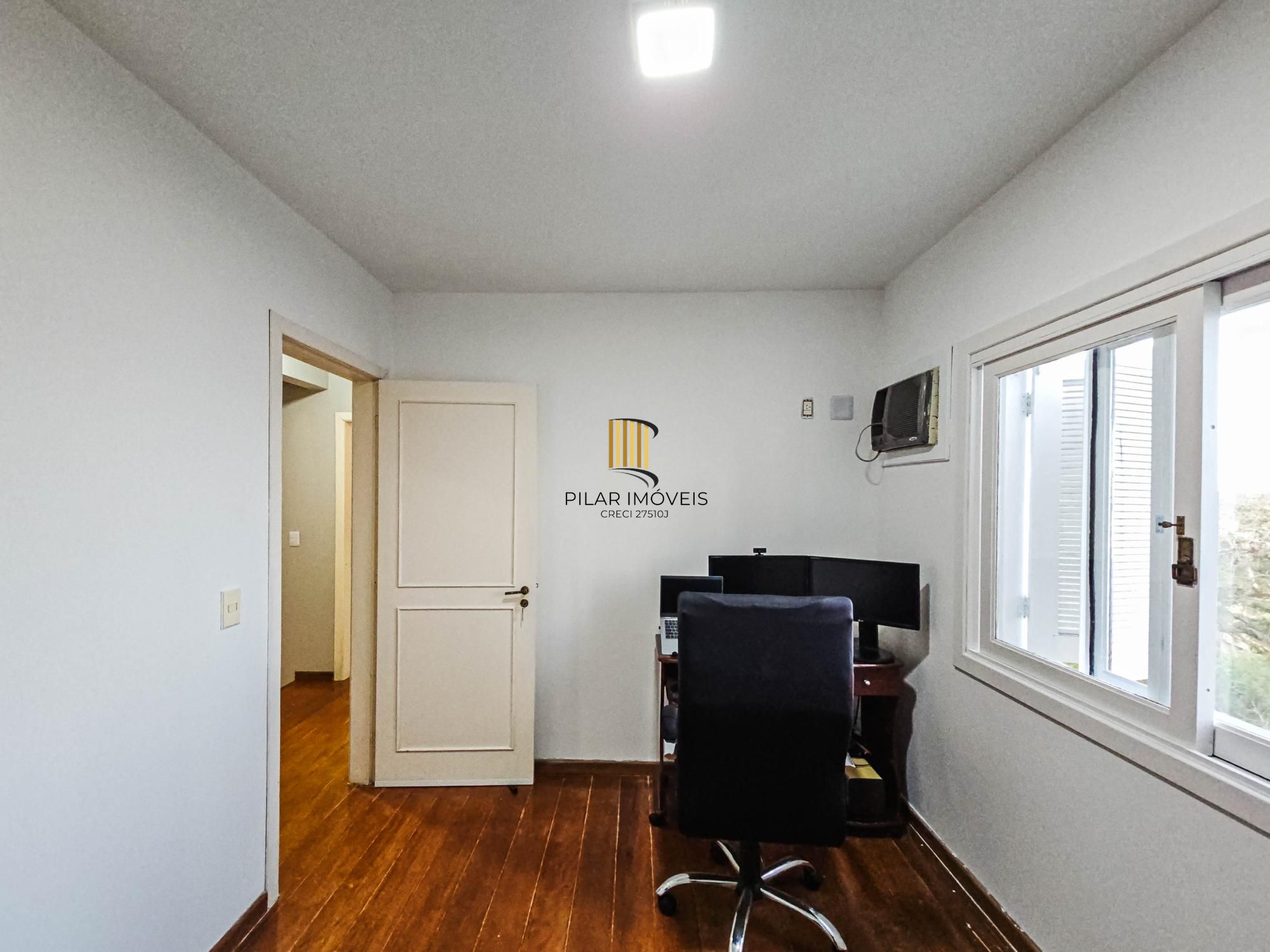 Casa na Vila Conceição, 3 dormitórios, 1 suíte, churrasqueira, lareira, 4 vagas, piscina aquecida e vista perene para o Rio.