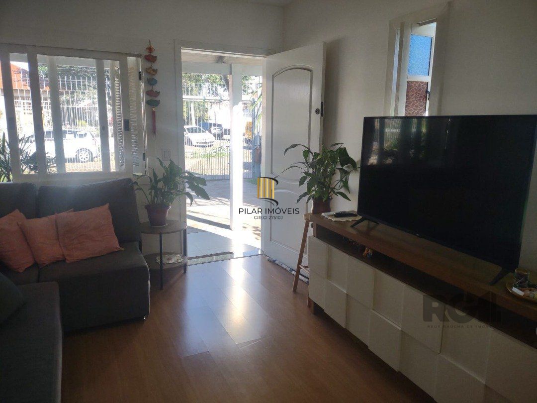 Casa com 250m²,  2 quartos, 1 suite, edícula, no bairro Nonoai