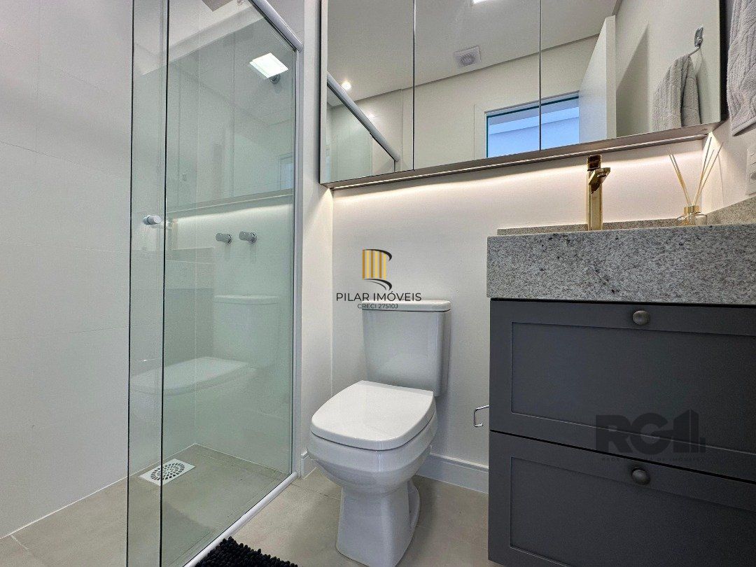Com 03 suítes, lavabo, e totalmente mobiliado e decorado,