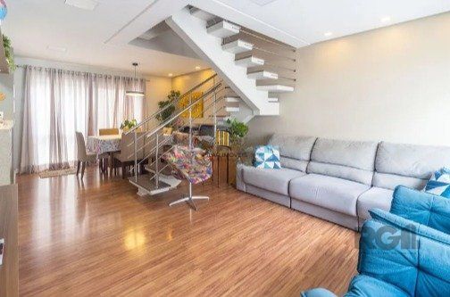 Casa impecável e mobiliada, com 3 niveis, possui 3 dormitórios sendo 1 suíte, 4 banheiros