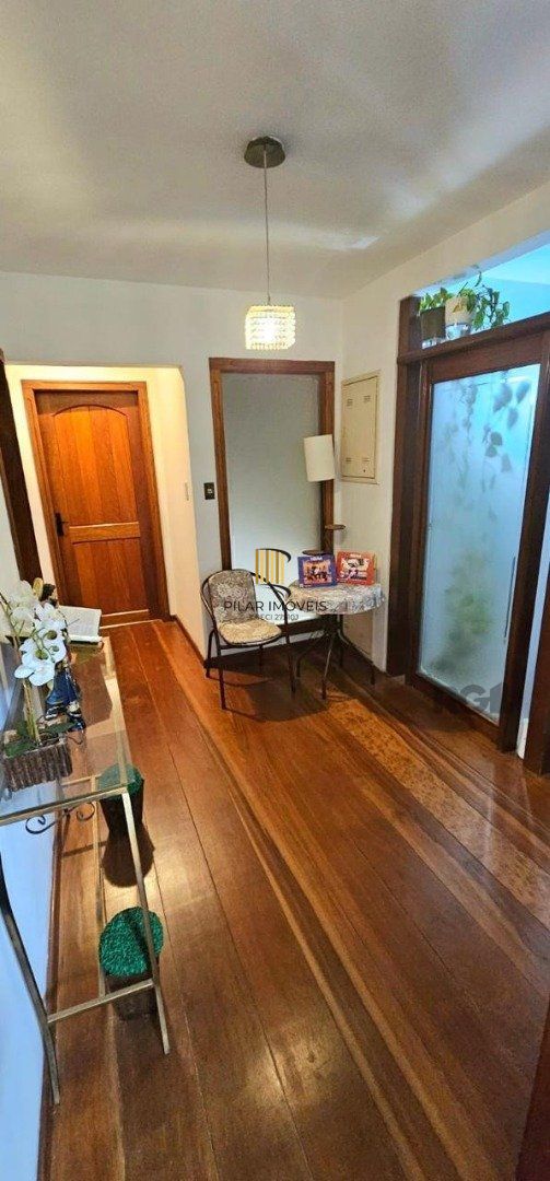 Casa para Venda - 350m², 5 dormitórios, sendo 1 suite, 6vagas - Cristal