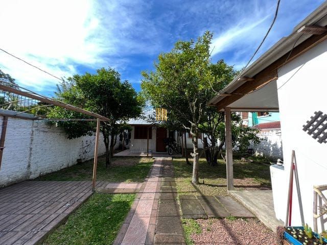 Terreno medindo 11 X 39,66 com 2 casas de alvenaria