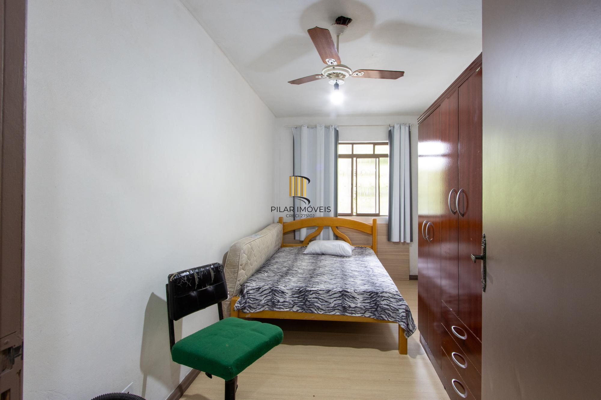Casa ampla de 2 pavimentos com 4 dormitórios, 1 suite e 4 vagas no bairro Santa Tereza!