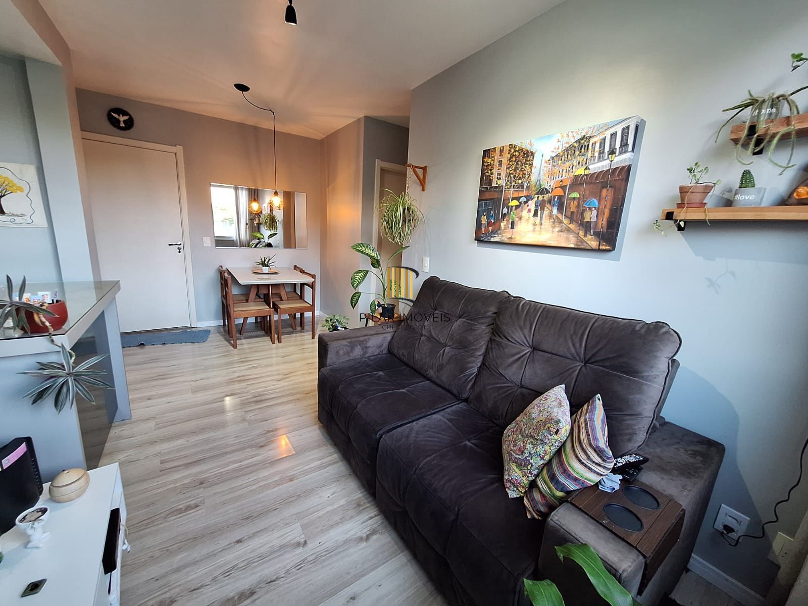 Apartamento de 2 quartos, cozinha planejada e 1 vaga escriturada.