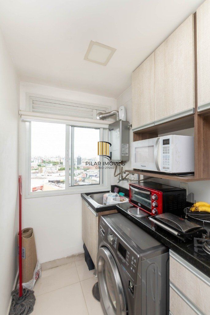 Apartamento andar alto que possui 2 dormitórios, sendo 1 súite, living para 2 ambientes, cozinha mobiliada, banheiro auxiliar