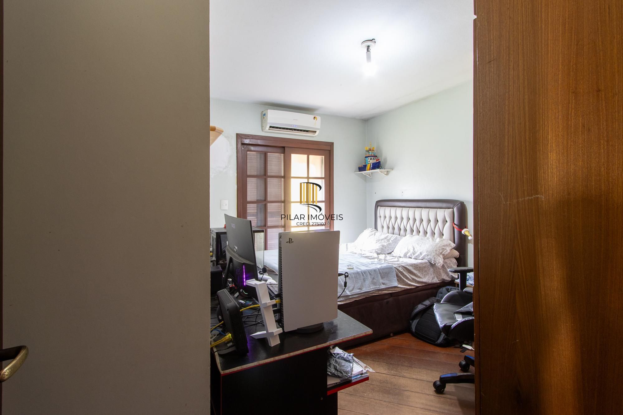 Casa 4 dormitórios no bairro Vila Nova