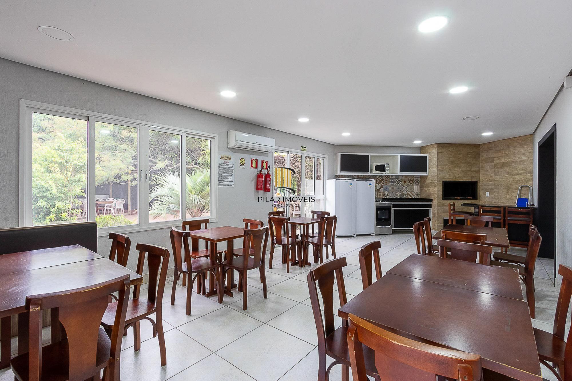 Apartamento de 3 dormitórios, 1 banheiro e uma vaga de garagem.