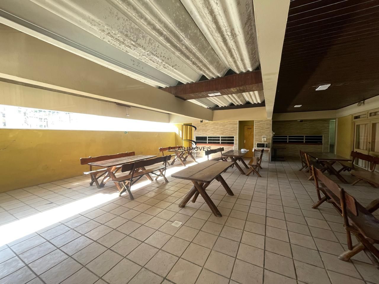 Apartamento 02 dormitórios, 01 banheiro e 01 vaga de garagem, 63,61m² de área privativa no bairro Cristal!