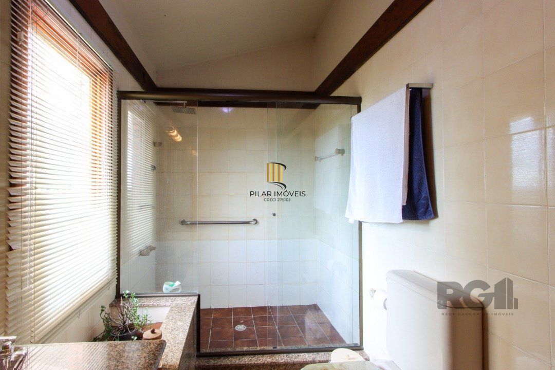 Casa com 4 dormitórios, sendo 1 suíte, com 2 vagas cobertas, no bairro Nonoai, Porto Alegre, RS
