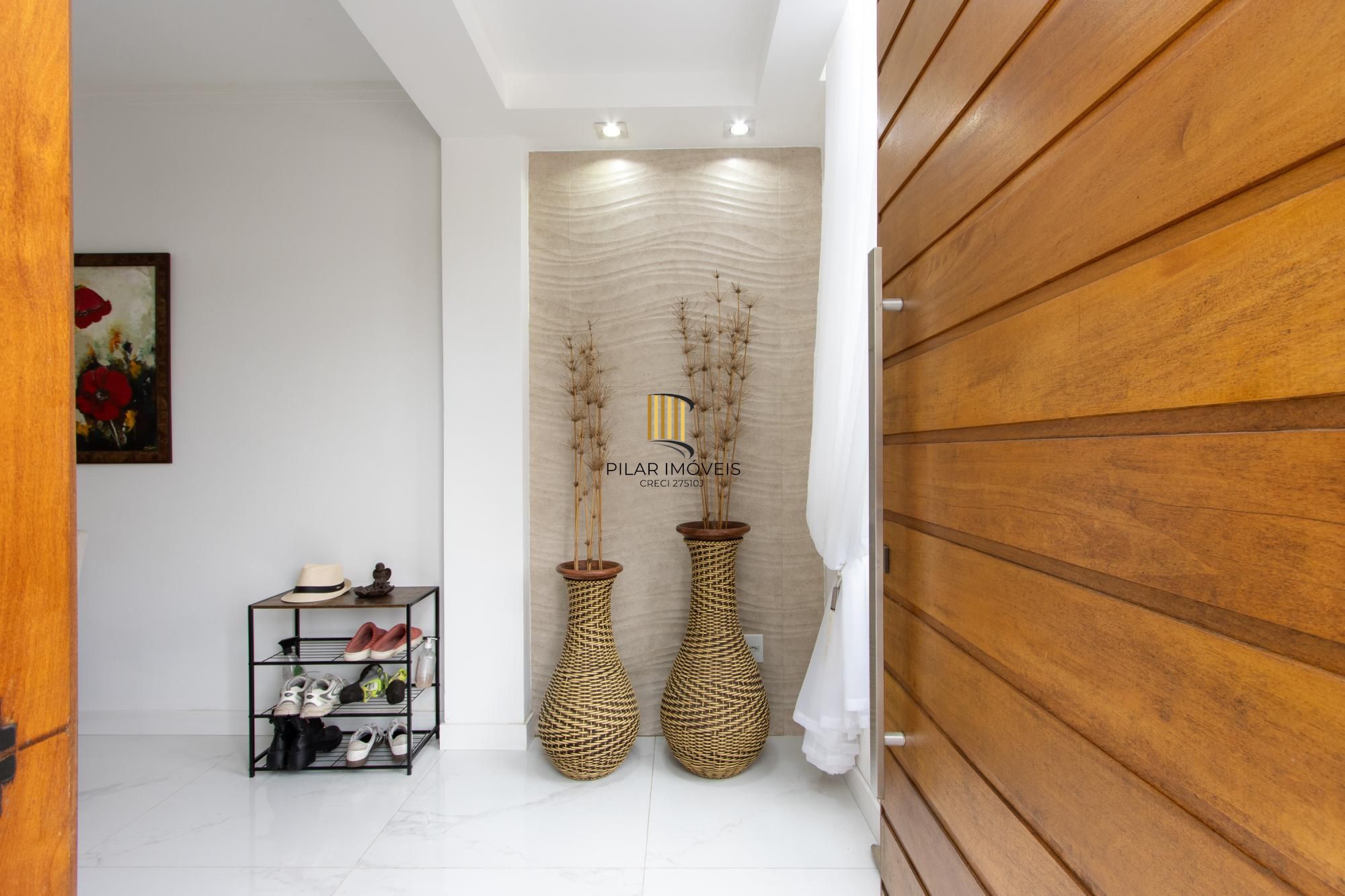 Excelente casa de alvenaria, 4 dormitórios, 2 suítes e 2 vagas de garagem.