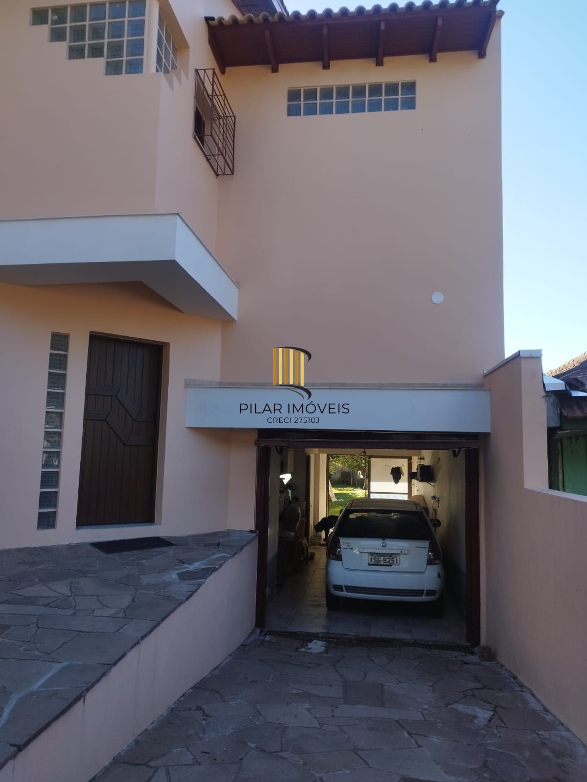 Casa de 4 dormitórios com 250 m² de área privativa