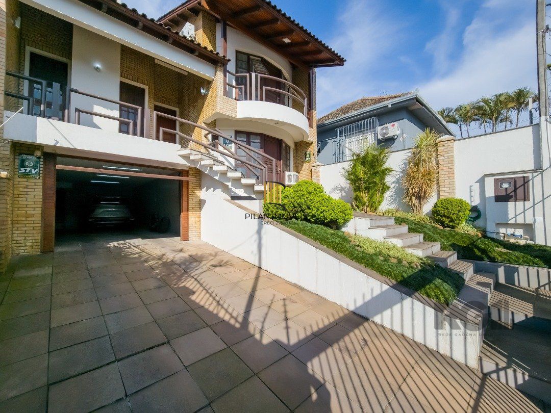 Casa 4 dormitórios no bairro Glória