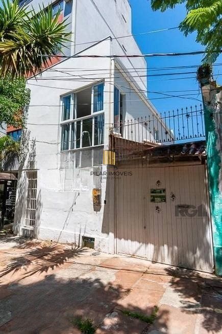 Casa 3 dormitórios no bairro Azenha