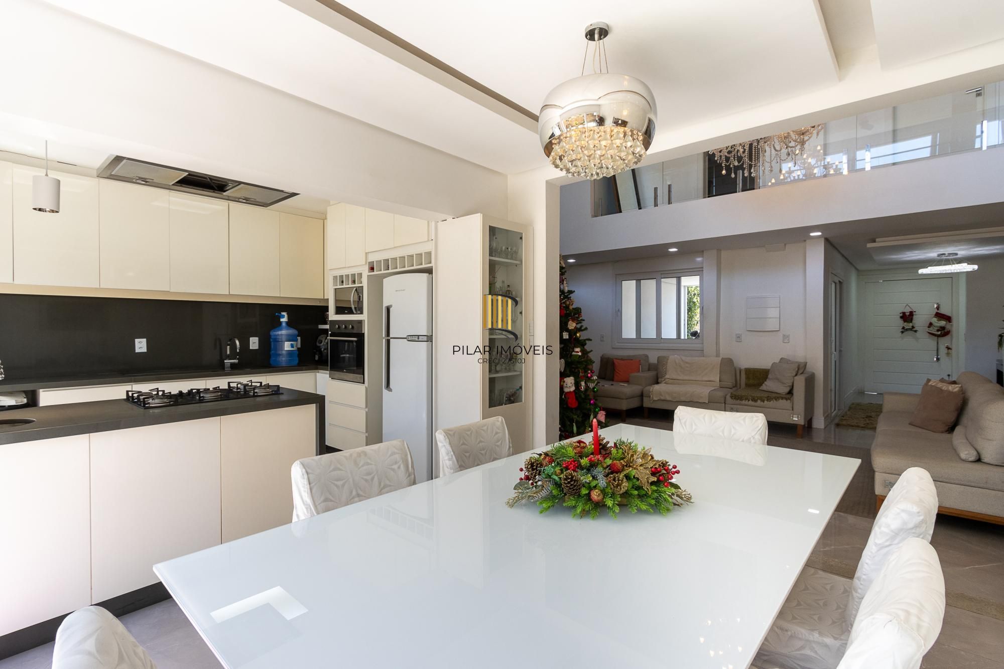 Excelente casa de 3 dormitórios, 3 suítes e 2 vagas no bairro Cavalhada.