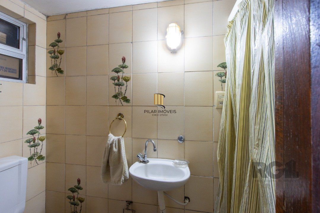 Casa no bairro Cristal, Possui 4 dormitórios, sendo 1suíte, closet e banheira de hidromassagem, com possibilidade de um podendo 1 dormitórios extra.
