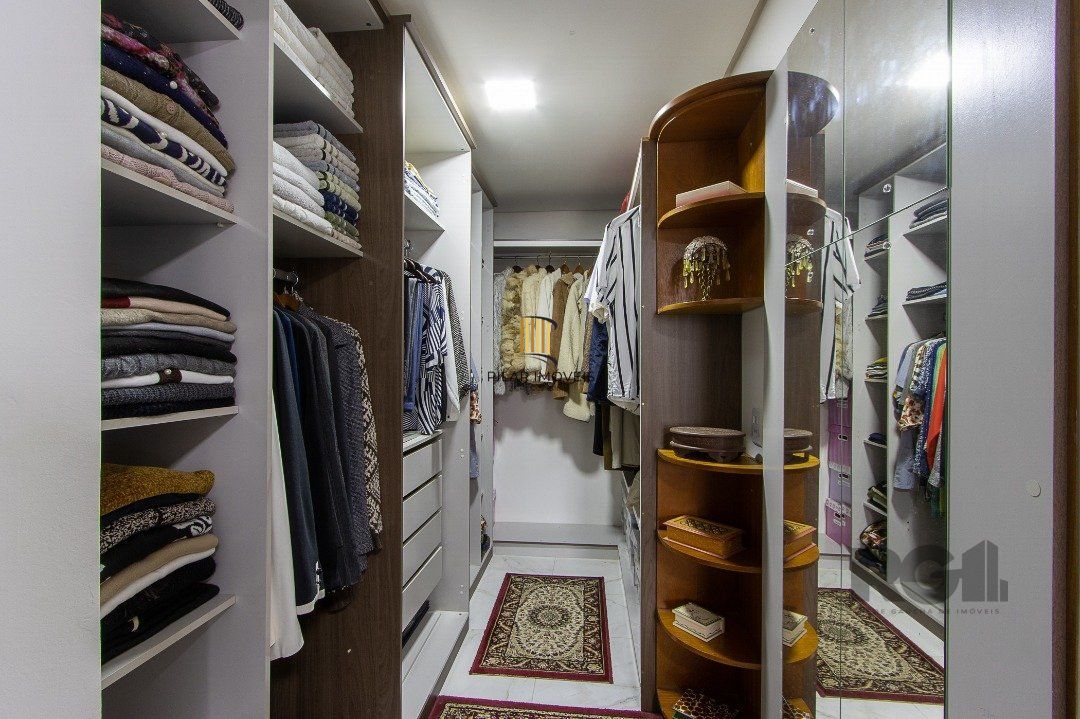casa possui 3 suítes, 2 com closet