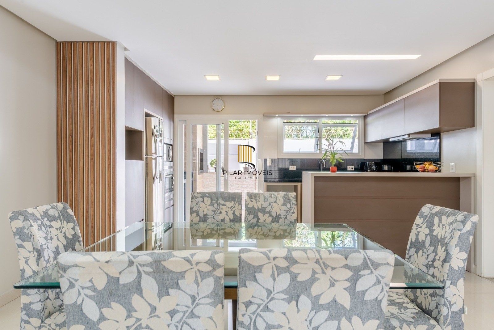 Casa em Condomínio com 228m² e 3 dormitórios, 1 suíte, 3 vagas no bairro Sarandi