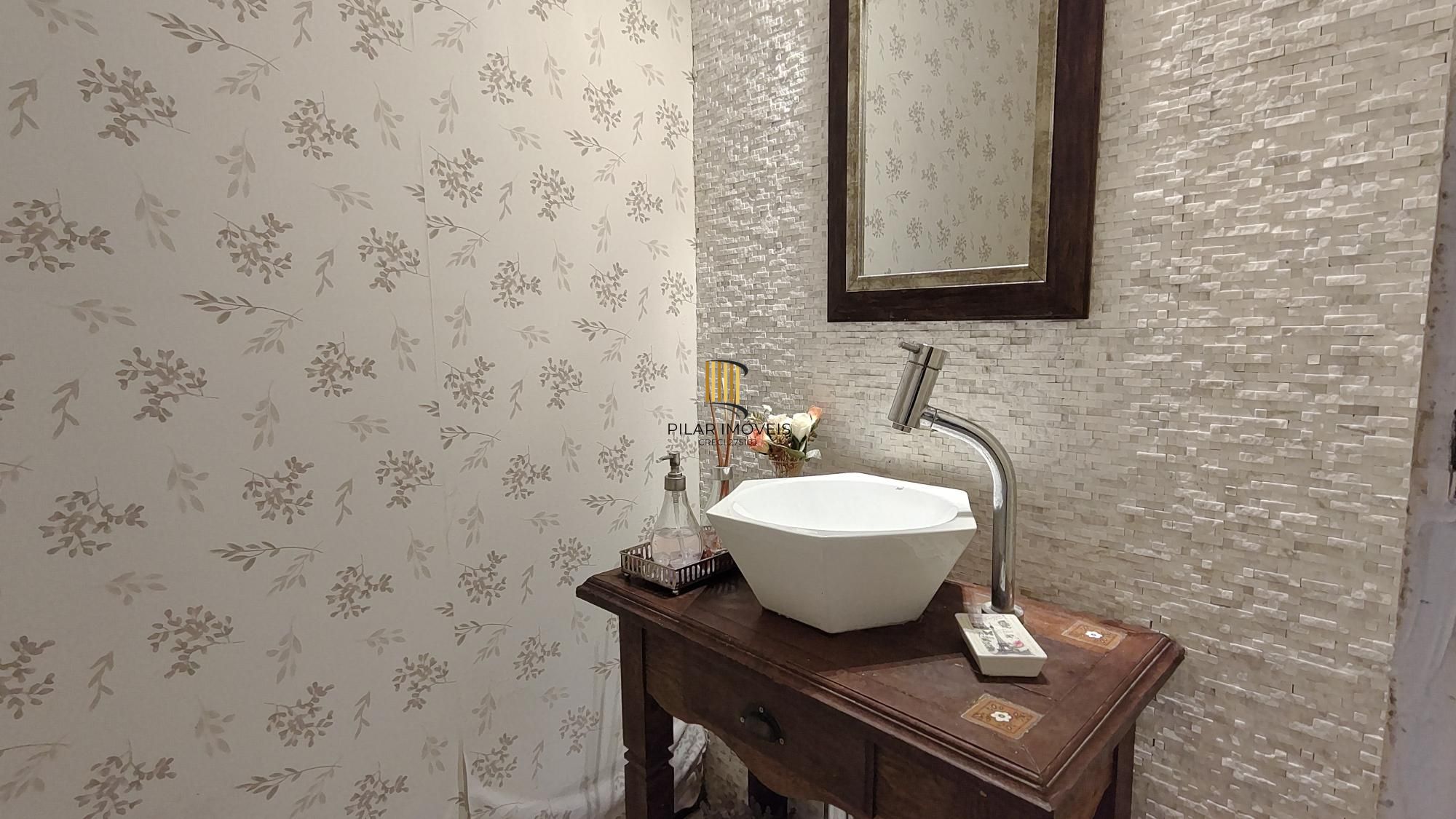 Casa térrea, 2 dormitórios, 1 suíte e 2 vagas no bairro Aberta dos Morros.