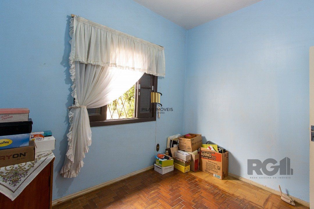 Casa térrea, 2 quartos, 2 vagas, edicula com 1 quarto e um banheiro - Bairro Tristeza