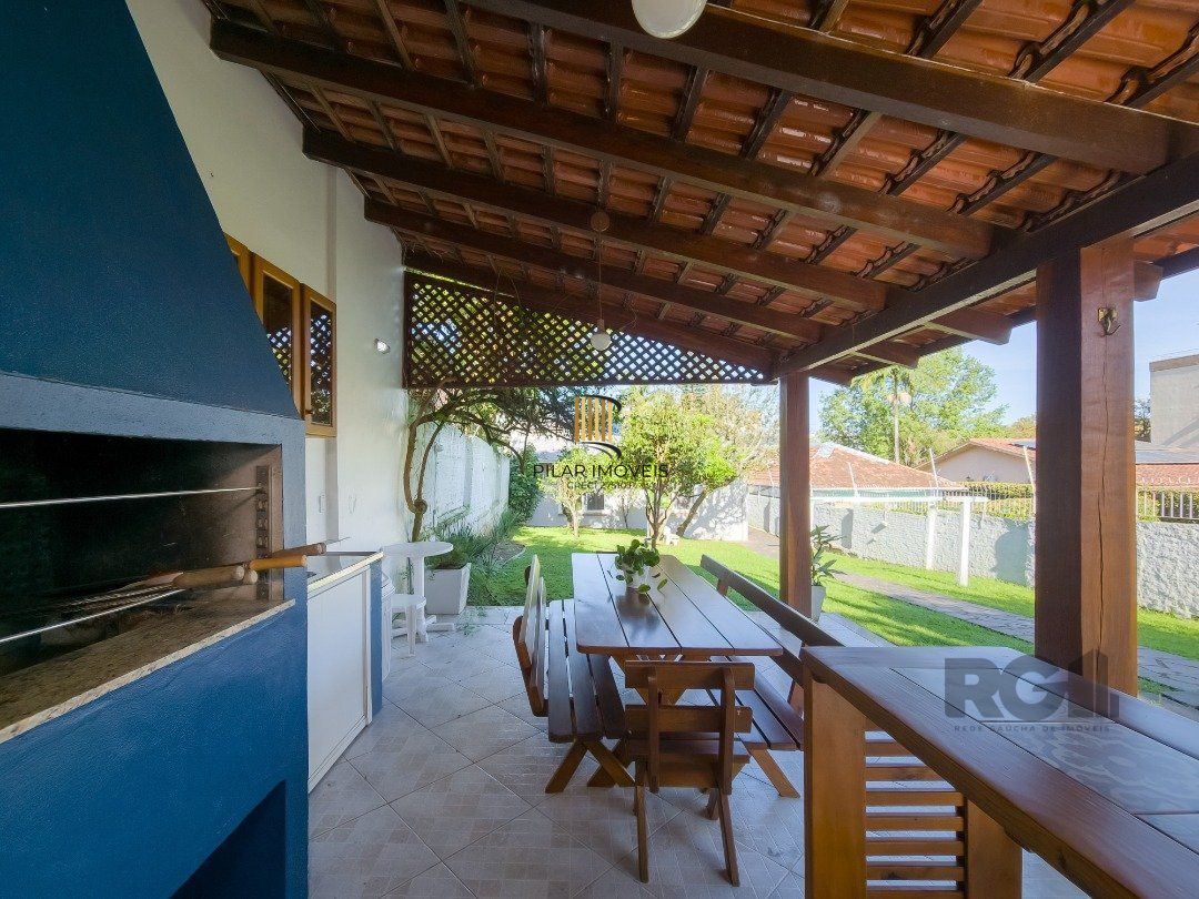 CASA TÉRREA REFORMADA, 3 QUARTOS, SUITE, PÁTIO - BAIRRO CRISTAL