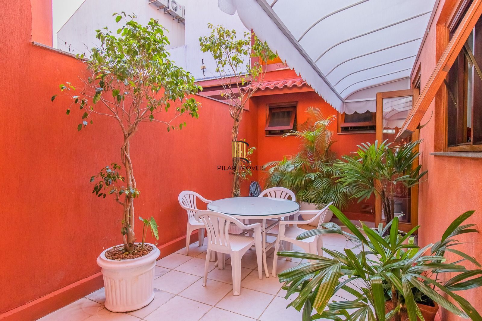 Casa Condominio para Venda - 286.89m², 4 dormitórios, sendo 2 suites, 2 vagas - Cristal