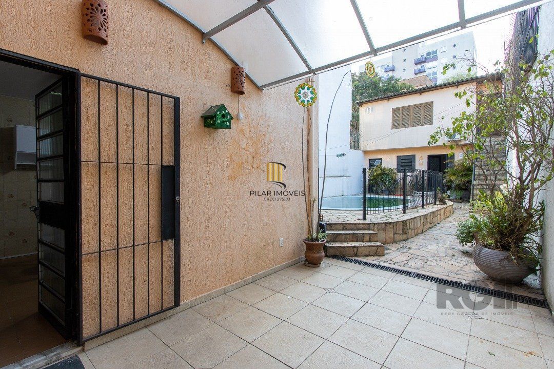 Casa 4 dormitórios no bairro Azenha