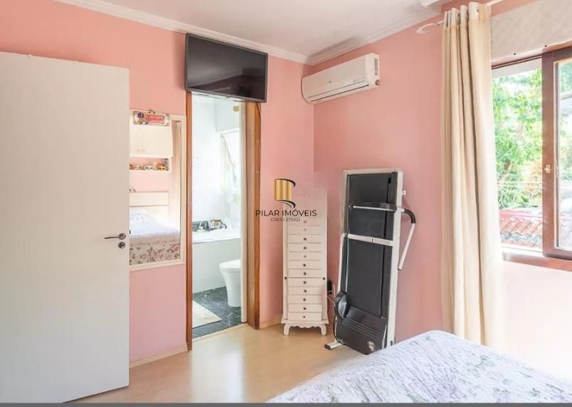 Linda casa com 3 dormitórios, sendo 1 Suíte, Sala Ampla no Condomínio de Ótima Localização