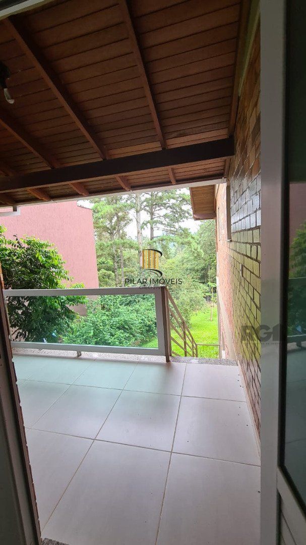 Casa de alvenaria, com 3 dormitórios, 1 suíte, living, cozinha, lavanderia, churrasqueira, banheiro social, pátio e 4 vagas de garagem.