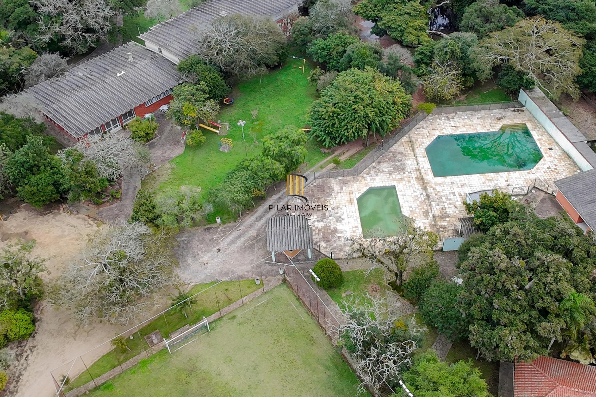 Terreno com edificações para múltiplos negócios lucrativos.