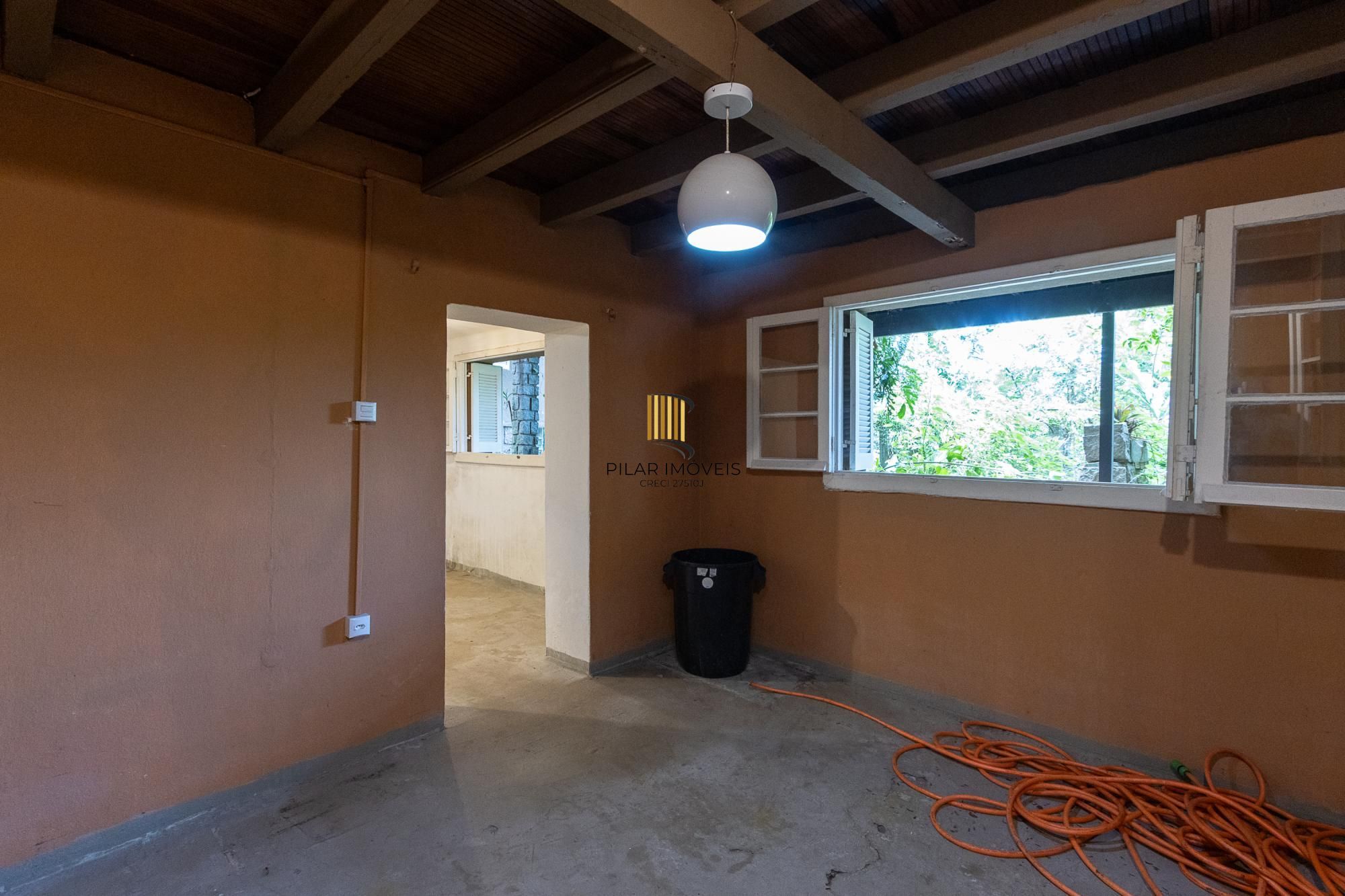 Bela casa térrea, 2 dormitórios e 1 suite - Parte alta do Bairro Espirito Santos